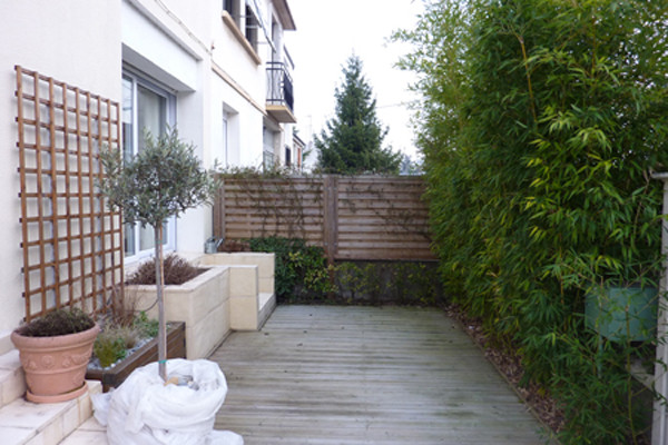 Terrasse annexe et treillis pour support de plantes. Brise-vue bambou côté rue. - Travaux réalisés